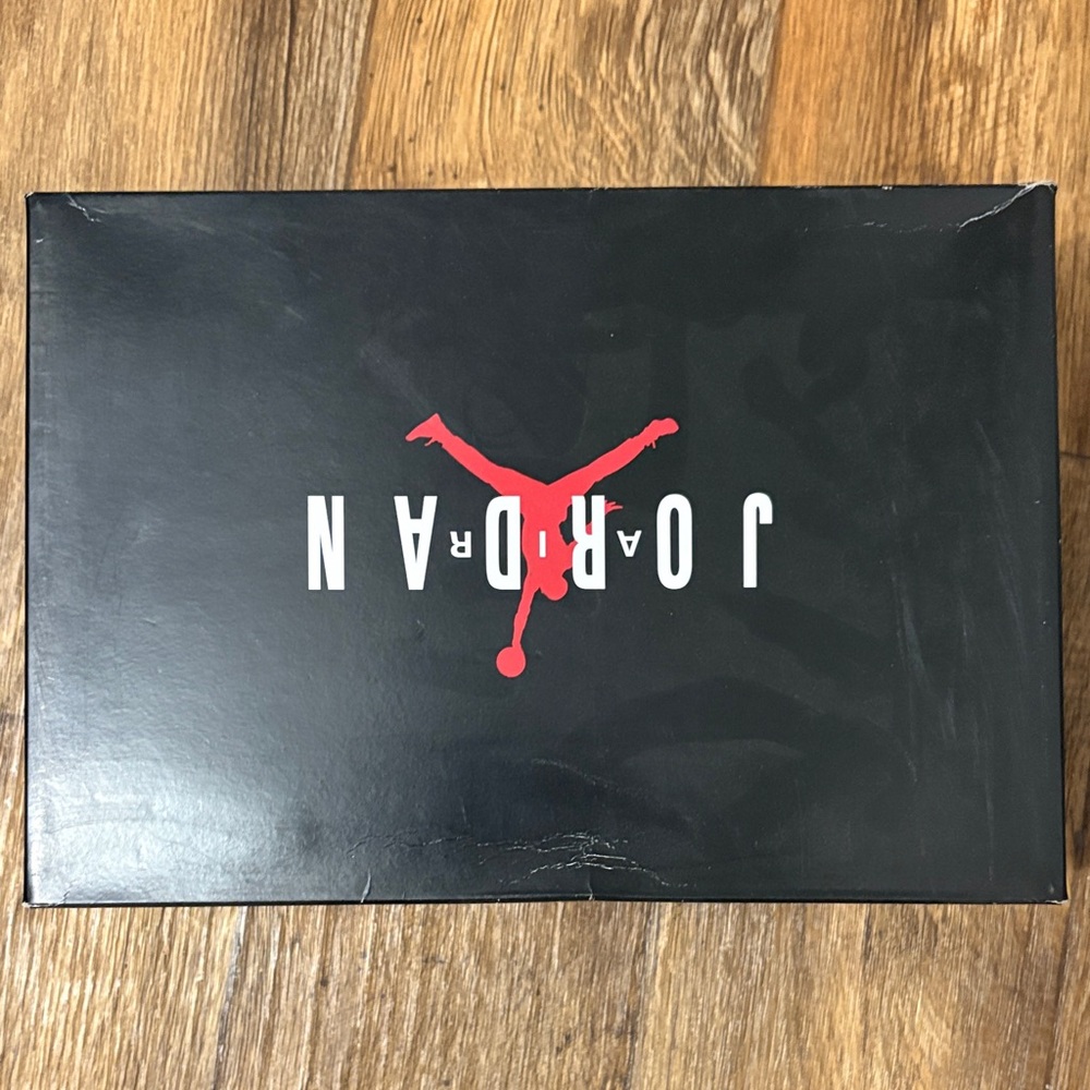 Nike Air Jordan 11 Retro Box in Black and White - Picture 2 of 11